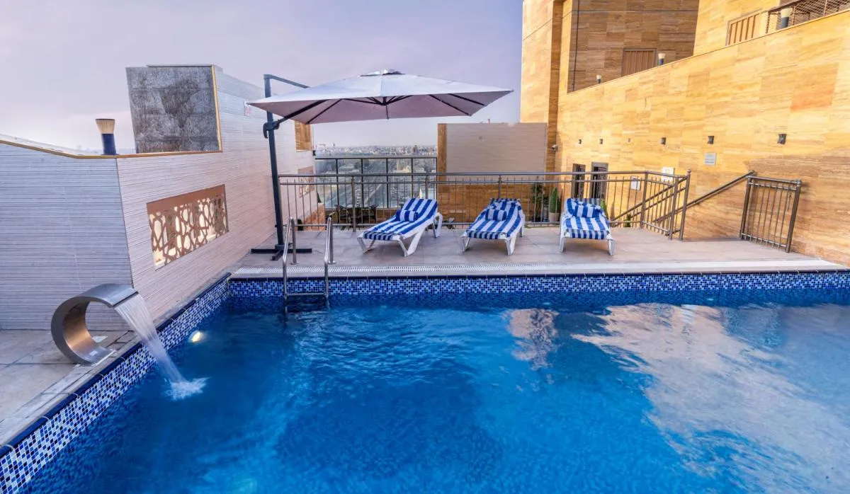 Image 3 of Iridium 70 Hotel